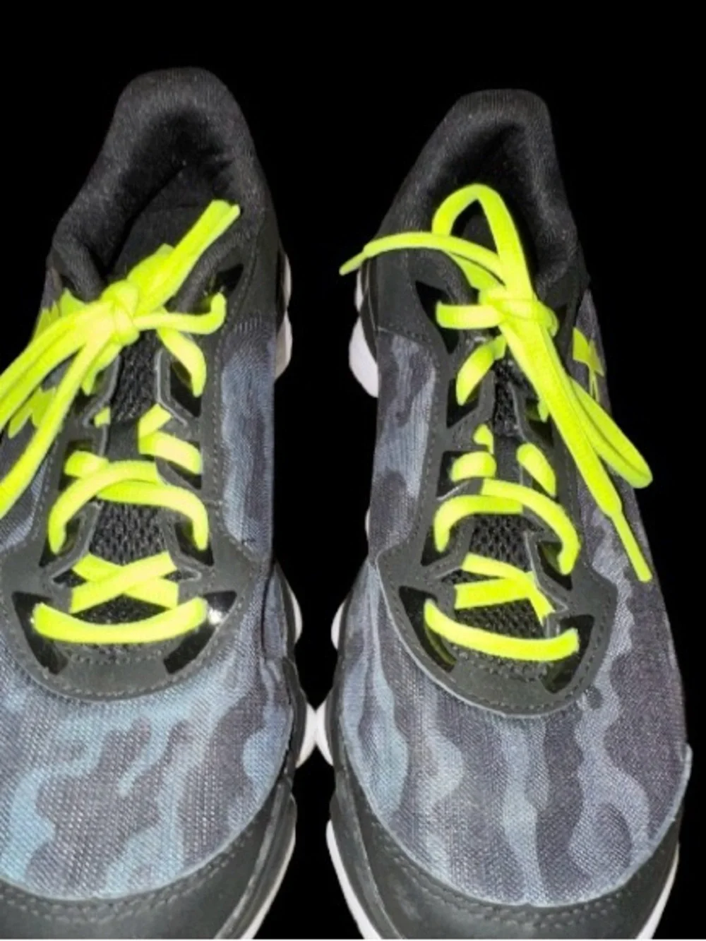 UNDER ARMOUR SPINE DISRUPT bog boys running tennis shoes size 6.5 - MINT!